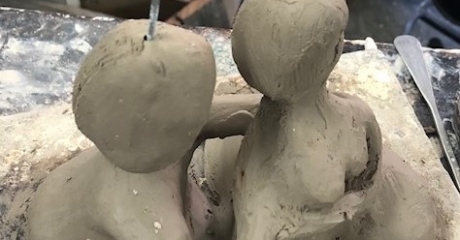 Sandra Vázquez | Sin título, Serie «El abrazo», 2021 | Escultura de arcilla, 18 x 18 x 17 cm