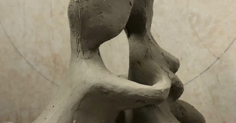 Sandra Vázquez | Sin título, Serie «El abrazo», 2021 | Escultura de arcilla, 18 x 18 x 17 cm