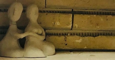 Sandra Vázquez | Sin título, Serie «El abrazo», 2021 | Escultura de arcilla, 18 x 18 x 17 cm